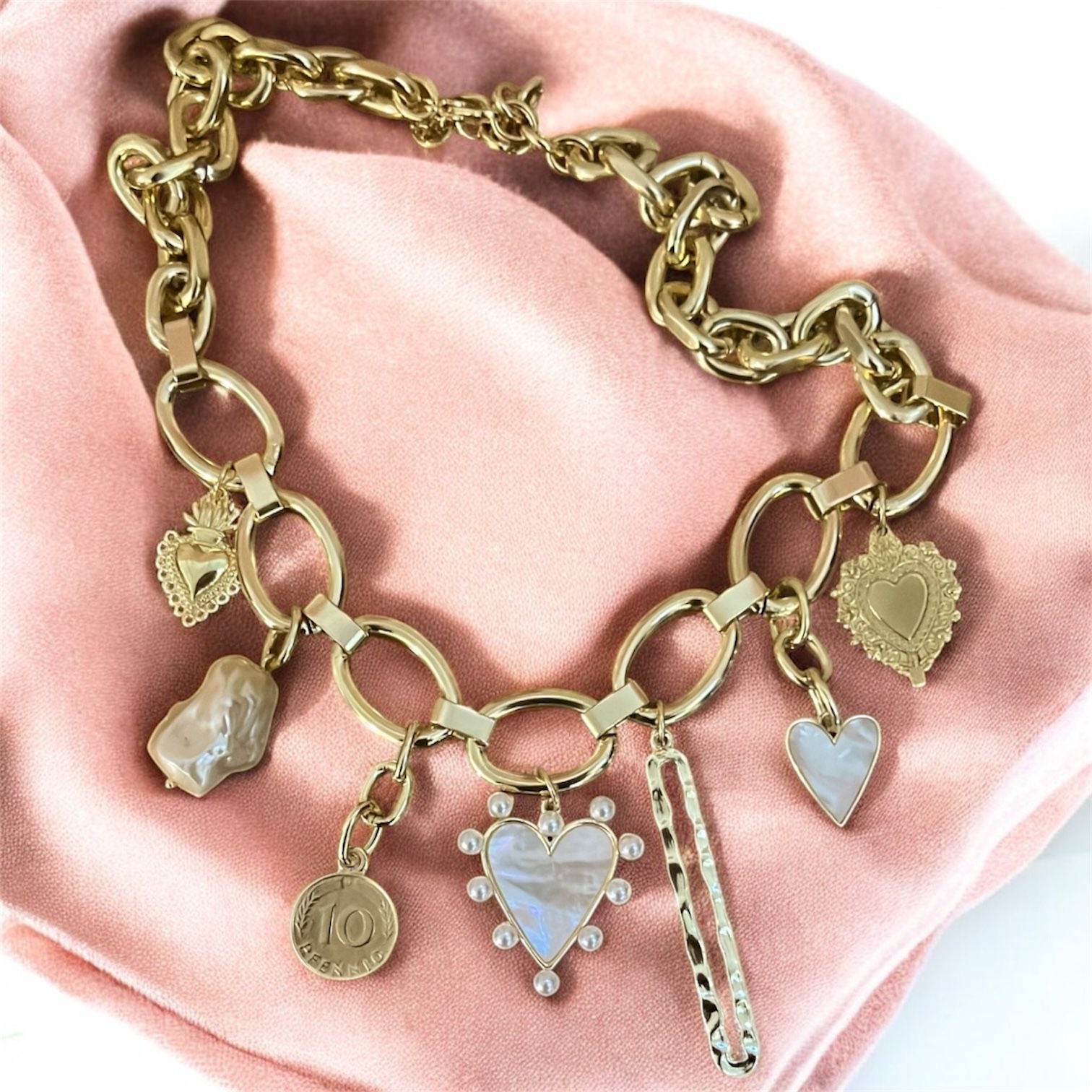 Girocollo catena dorata big con charms a tema Cuore Sacro