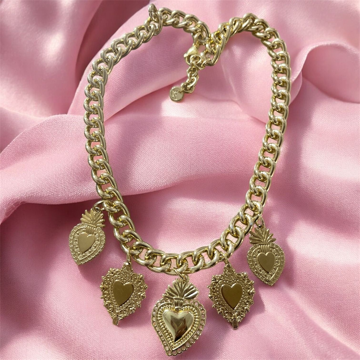 Girocollo catena dorata big con charms a tema Cuore Sacro