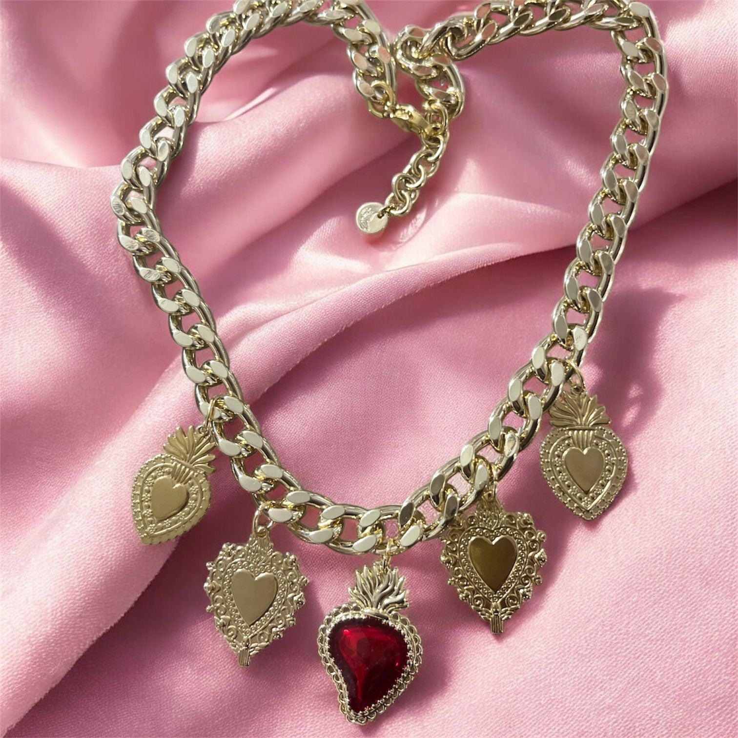 Girocollo catena dorata big con charms a tema Cuore Sacro