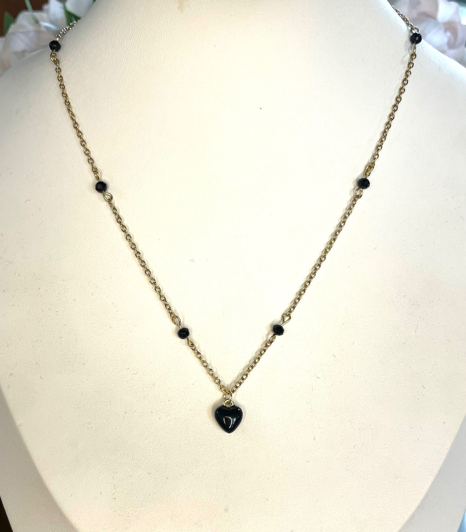 Girocollo catena dorata con inserti in cristallo e soggetto smaltato