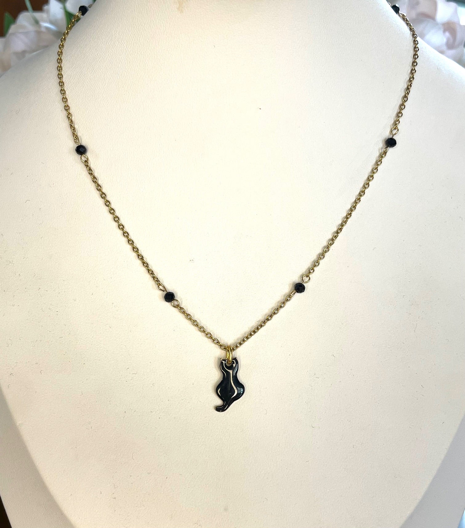 Girocollo catena dorata con inserti in cristallo e soggetto smaltato