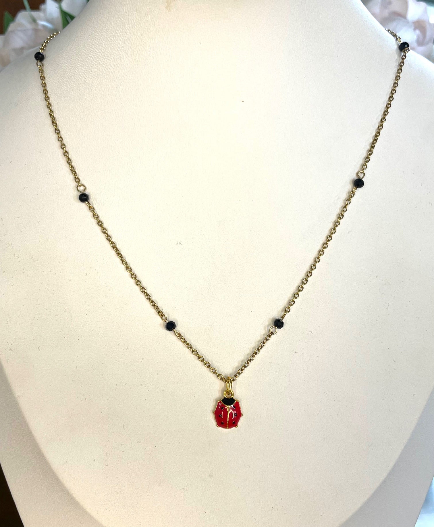 Girocollo catena dorata con inserti in cristallo e soggetto smaltato