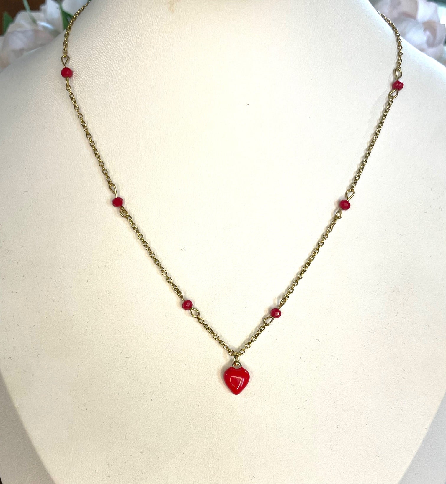 Girocollo catena dorata con inserti in cristallo e soggetto smaltato