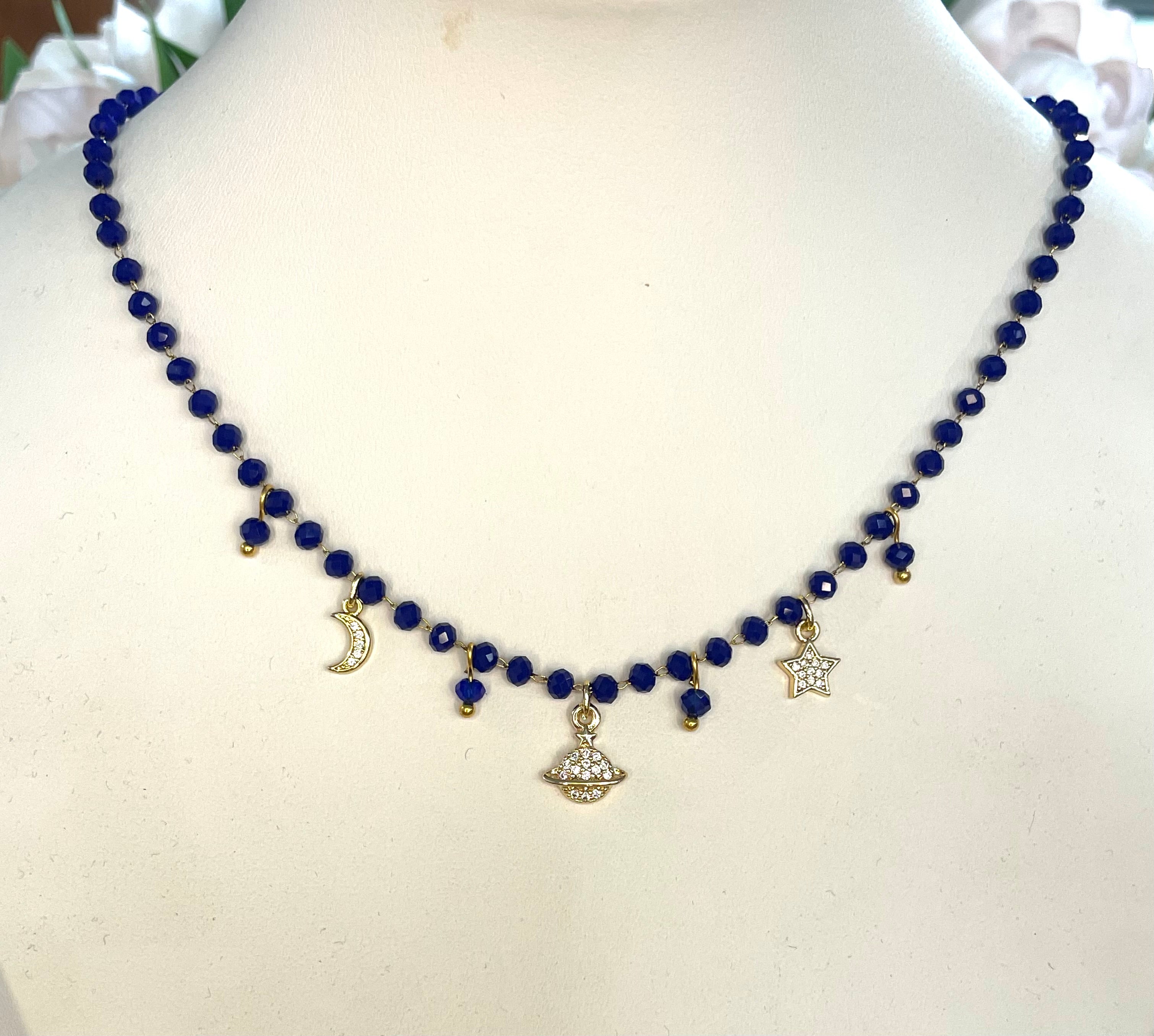 Girocollo rosario con cristalli blu e charms
