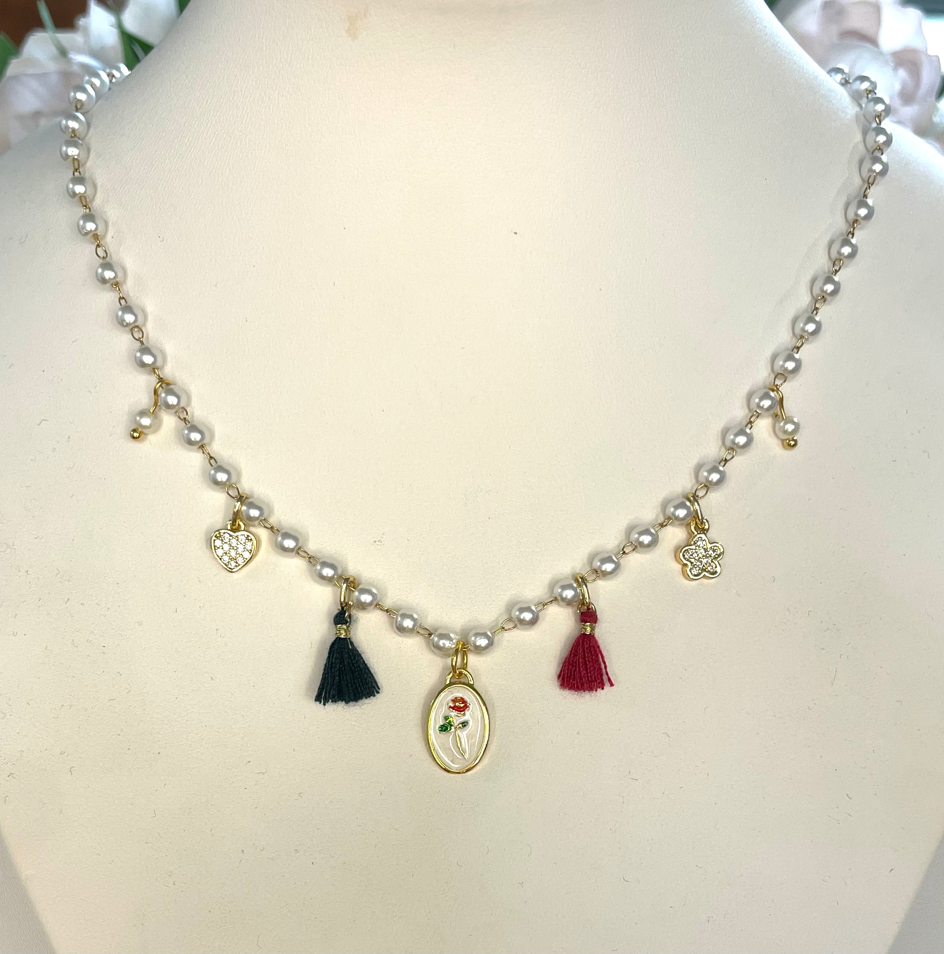 Girocollo rosario con perle e charms