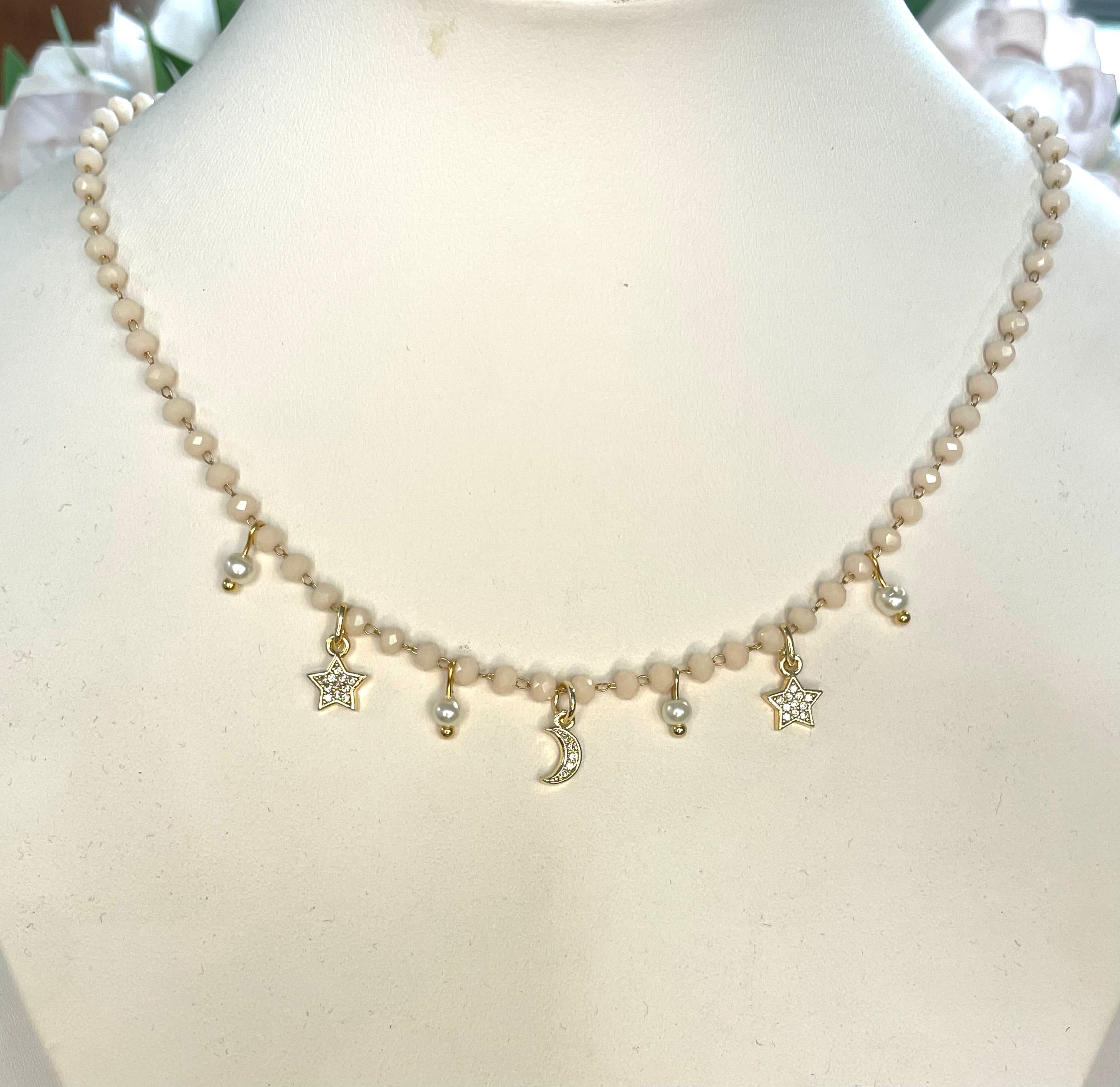 Girocollo rosario con cristalli beje e charms