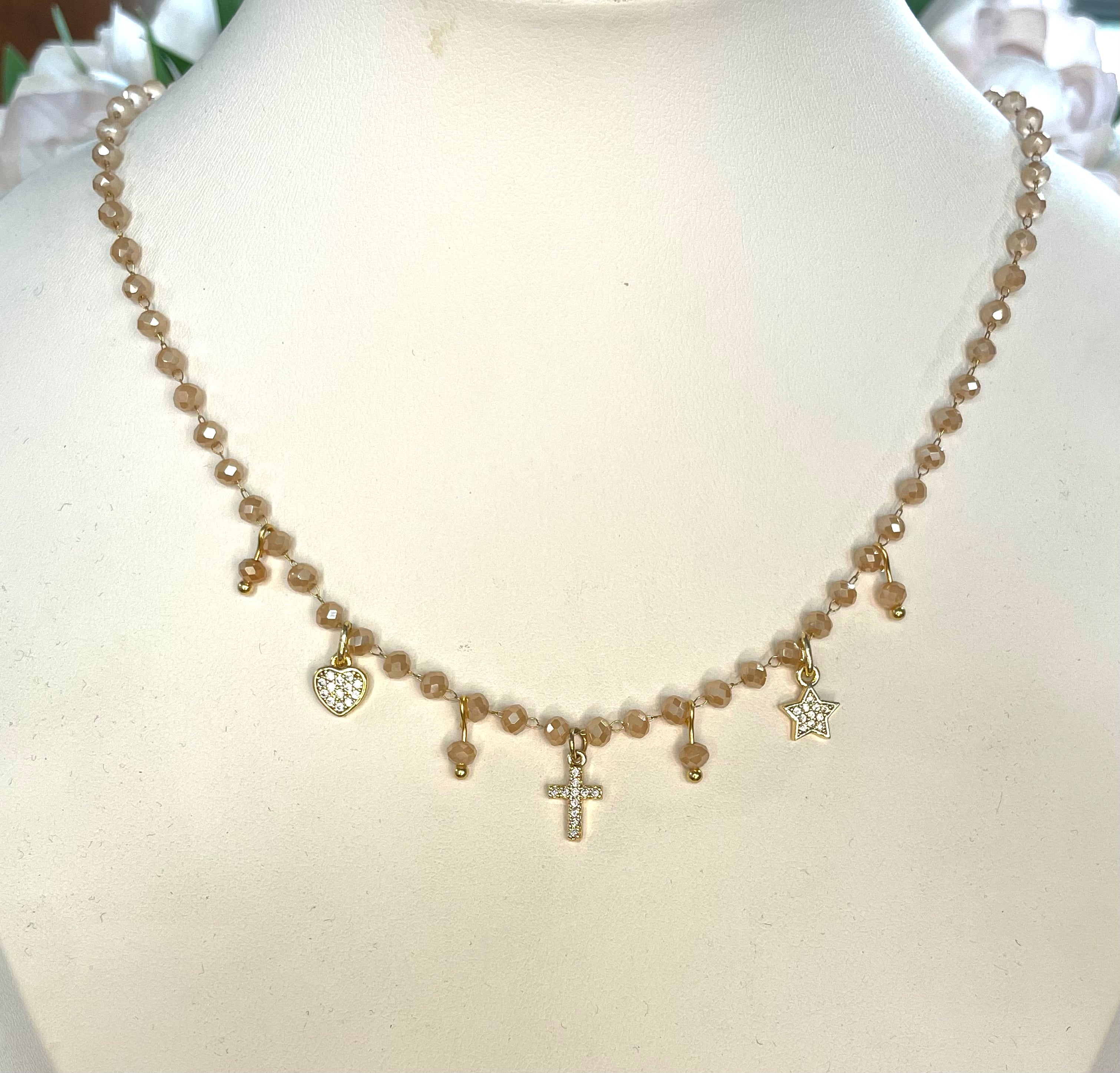 Girocollo rosario con cristalli beje e charms