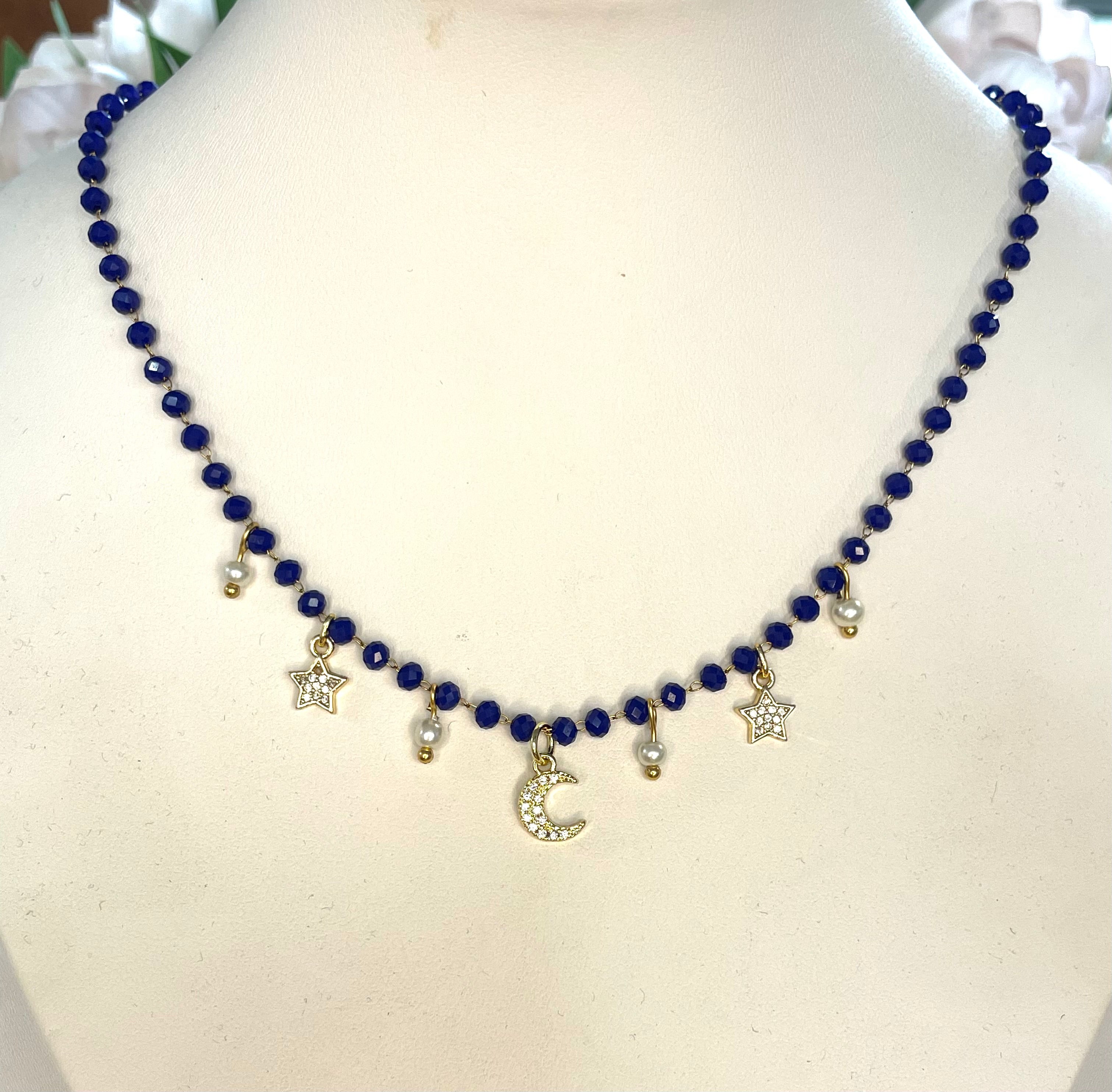 Girocollo rosario con cristalli blu e charms