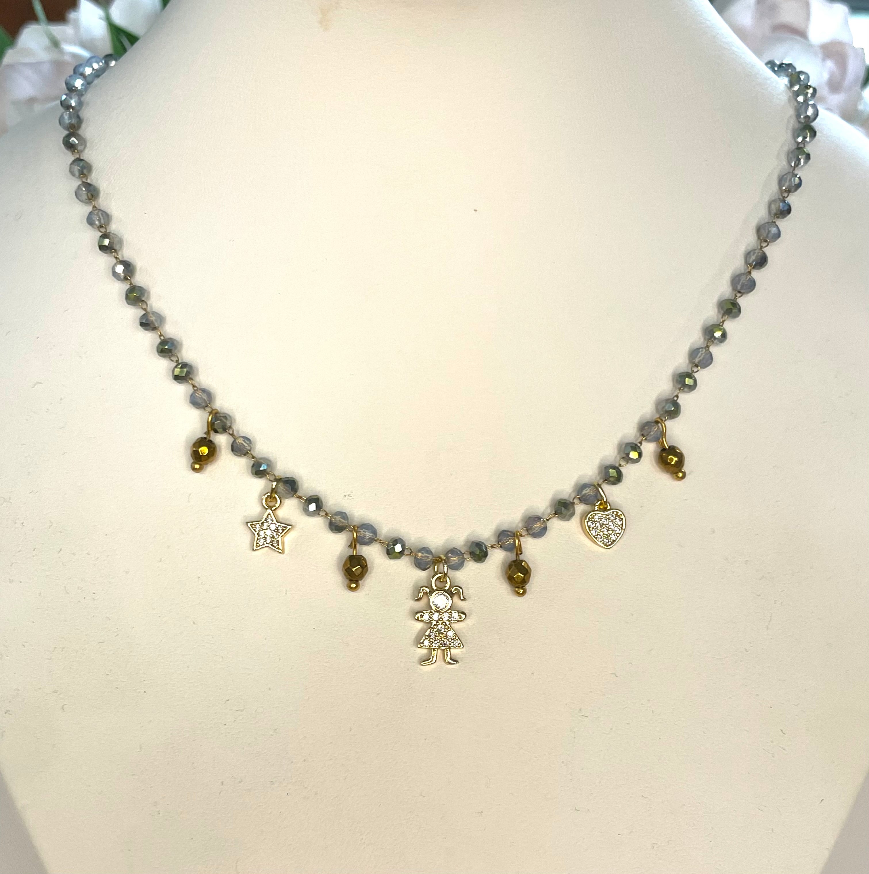 Girocollo rosario con cristalli grey e charms