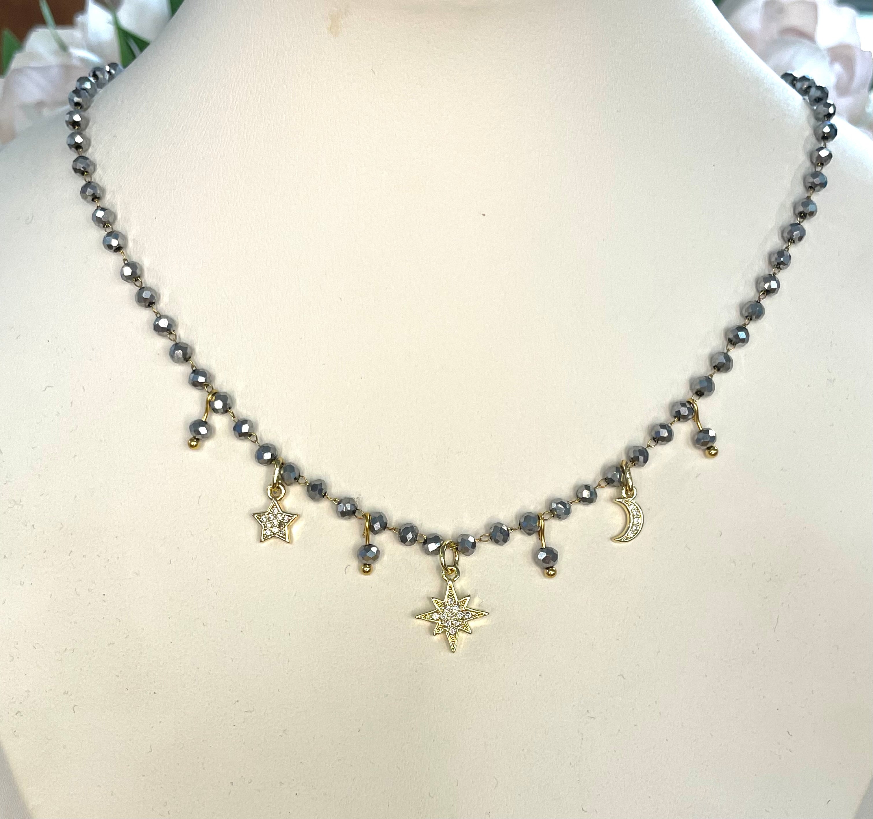 Girocollo rosario con cristalli grey e charms