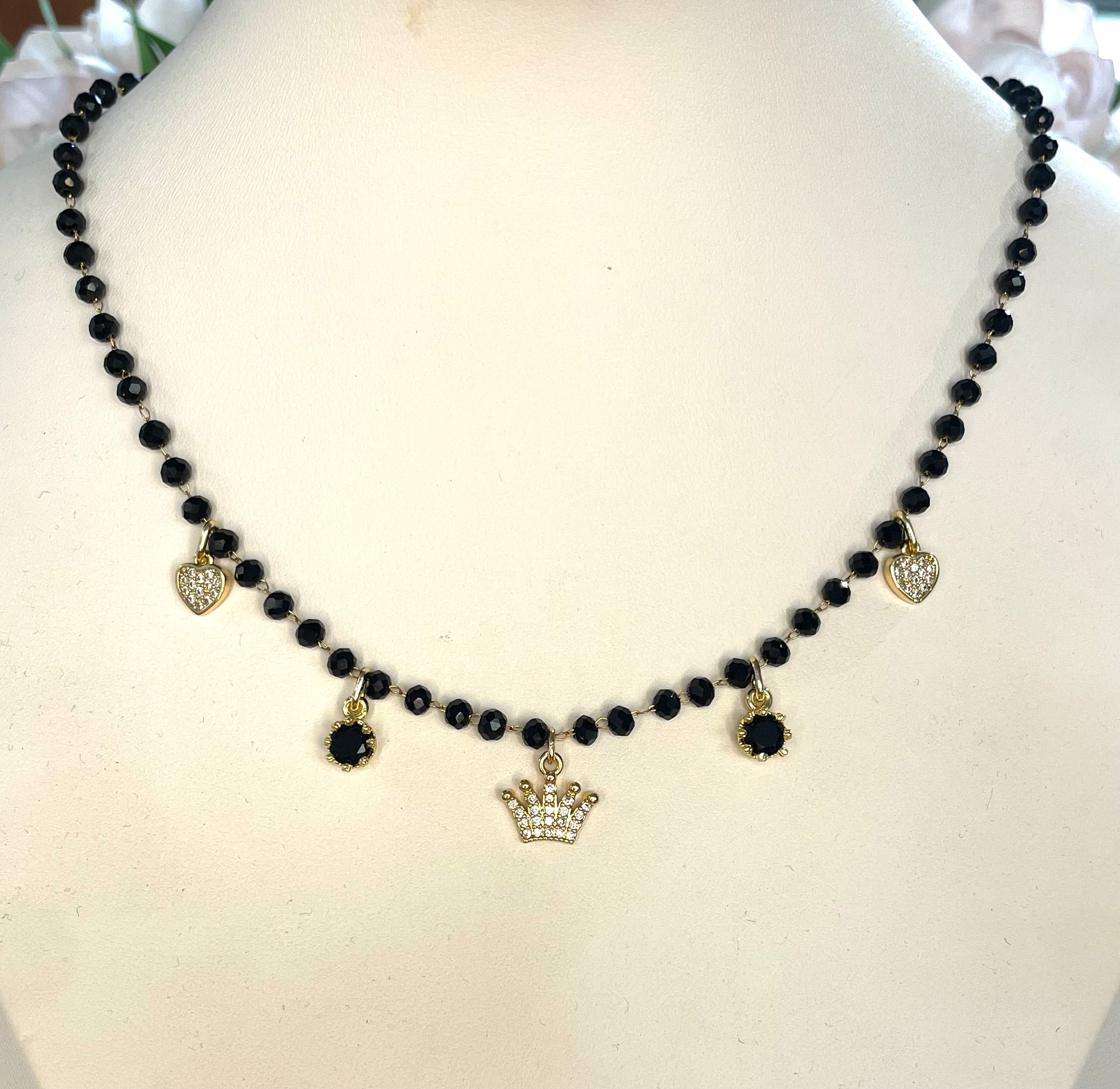 Girocollo rosario con cristalli neri e charms