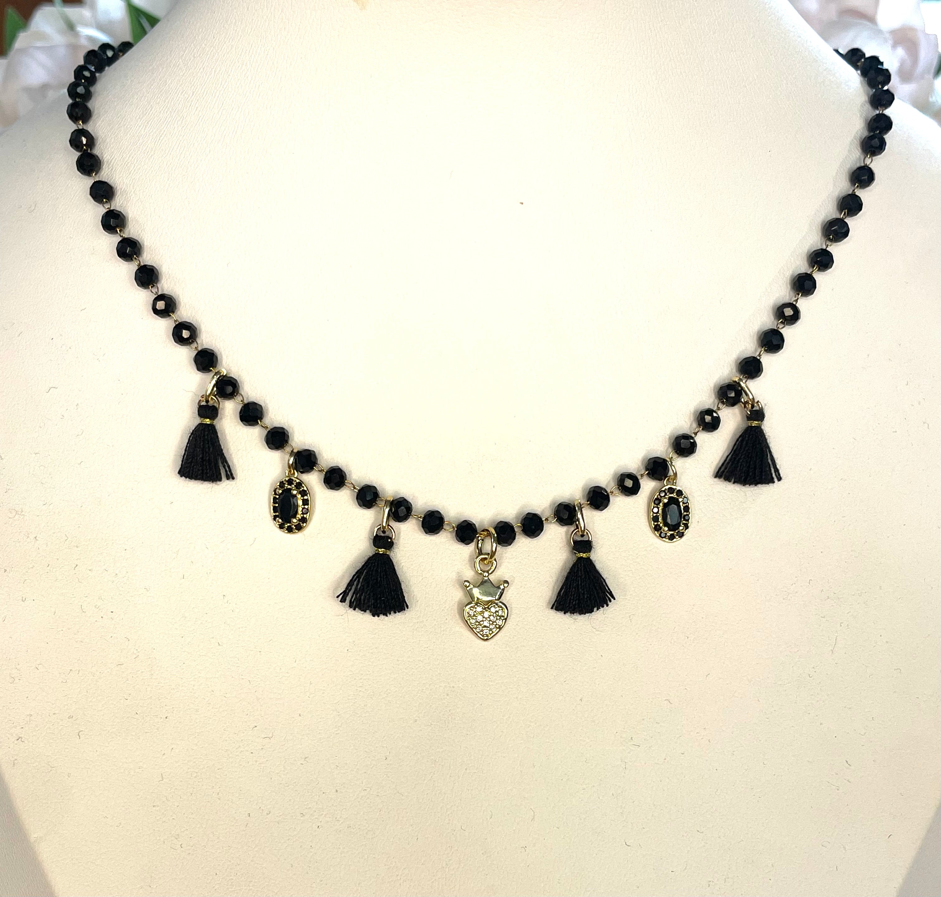 Girocollo rosario con cristalli neri e charms