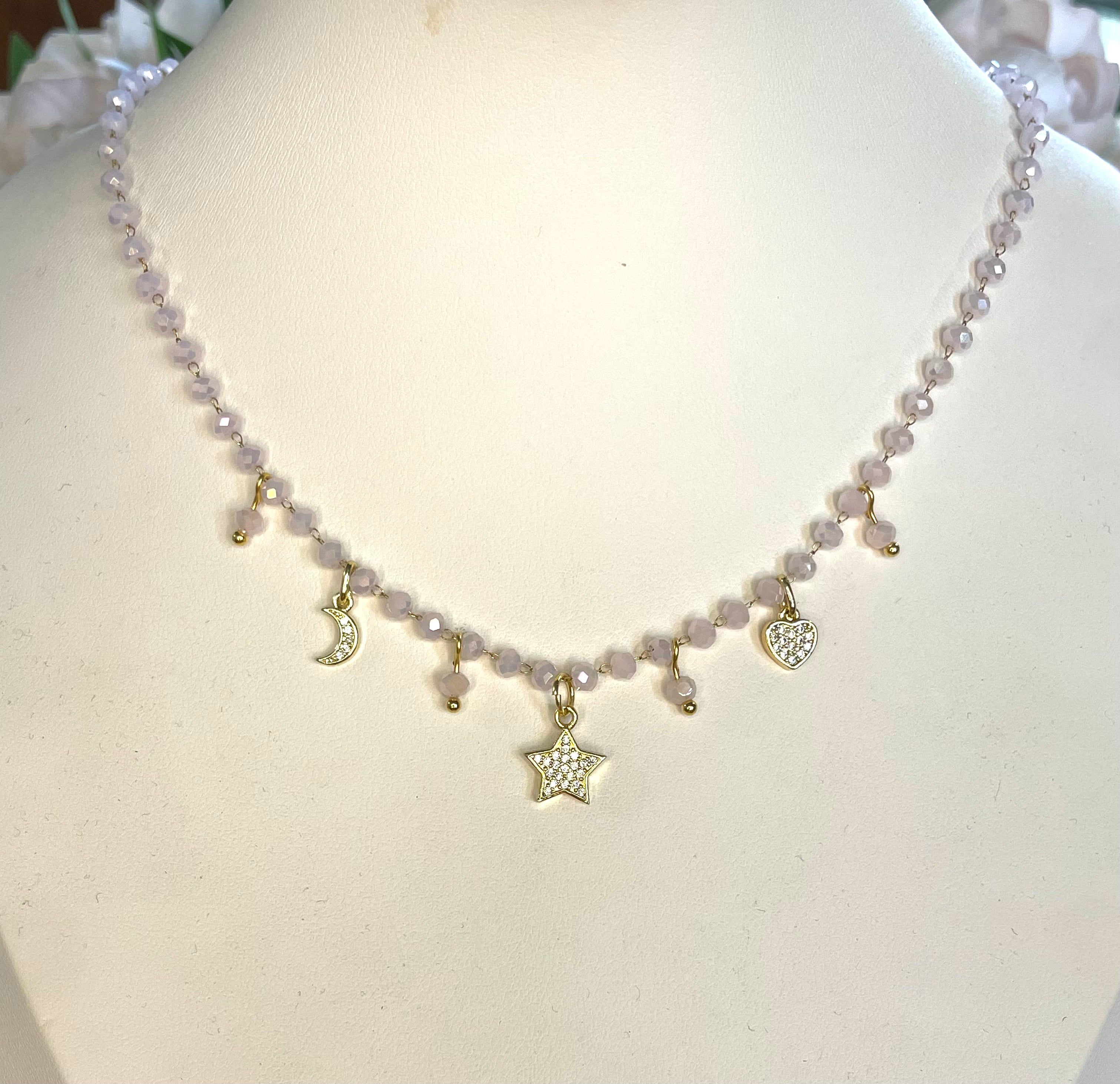 Girocollo rosario con cristalli rosa e charms