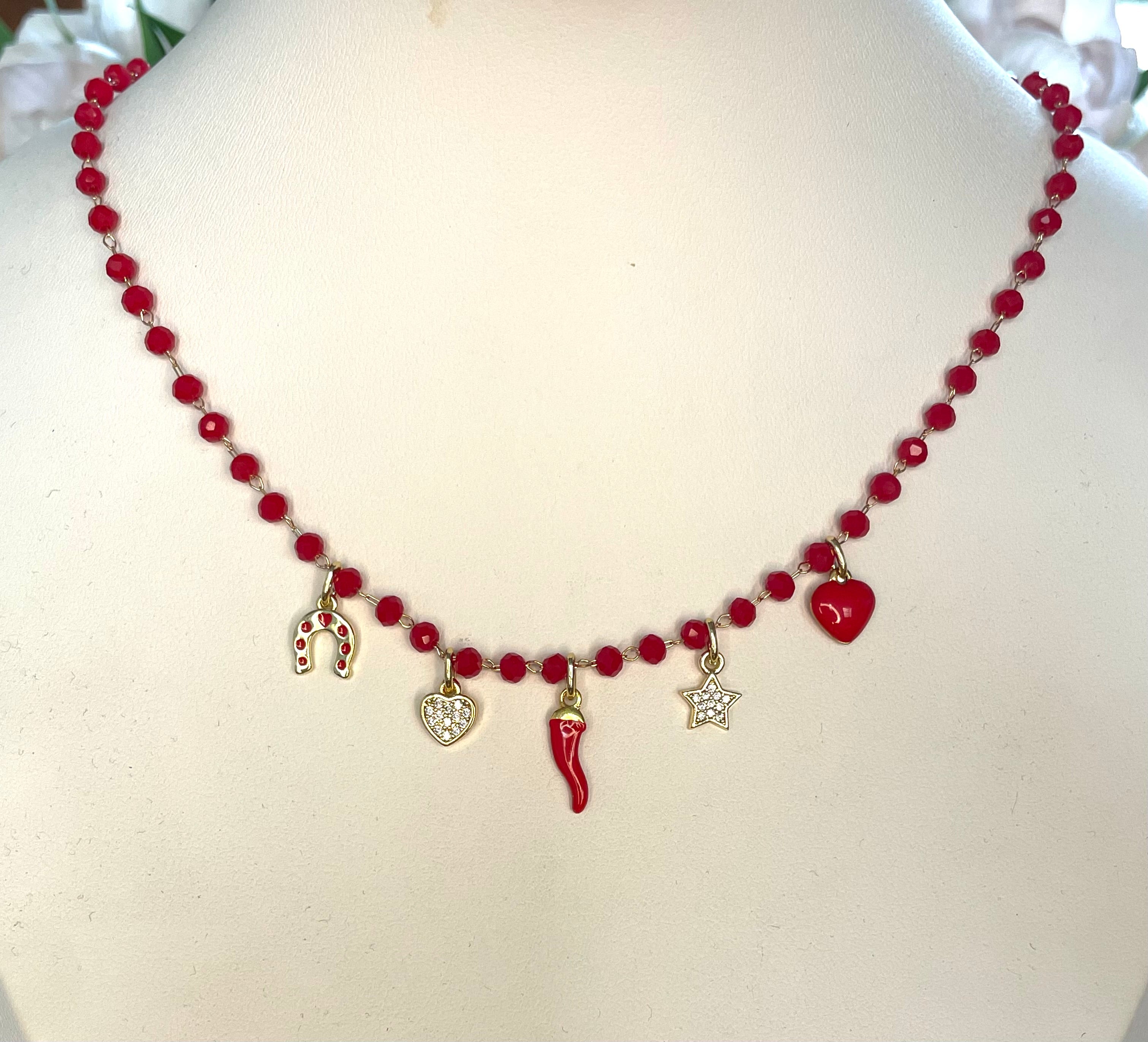 Girocollo rosario con cristalli rossi e charms