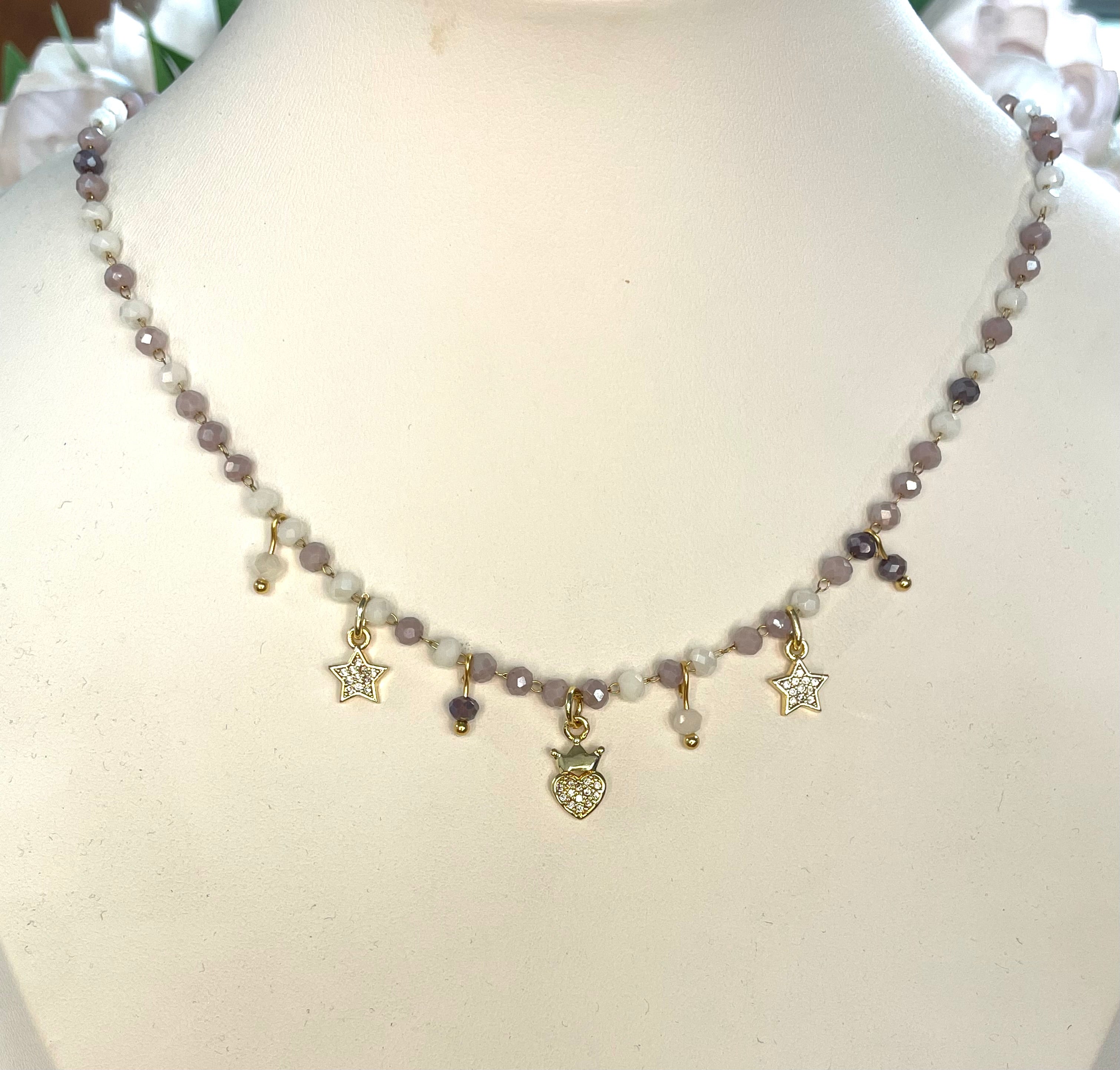 Girocollo rosario con cristalli grey violet e charms