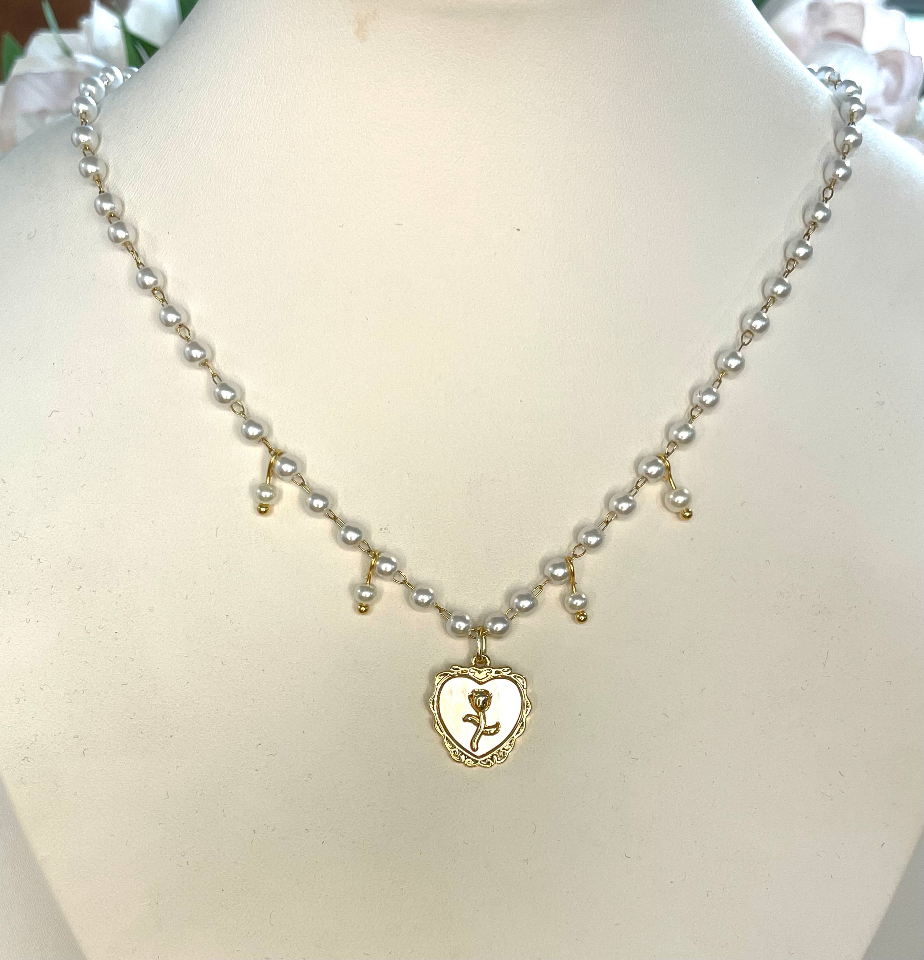 Girocollo rosario con perle e charms