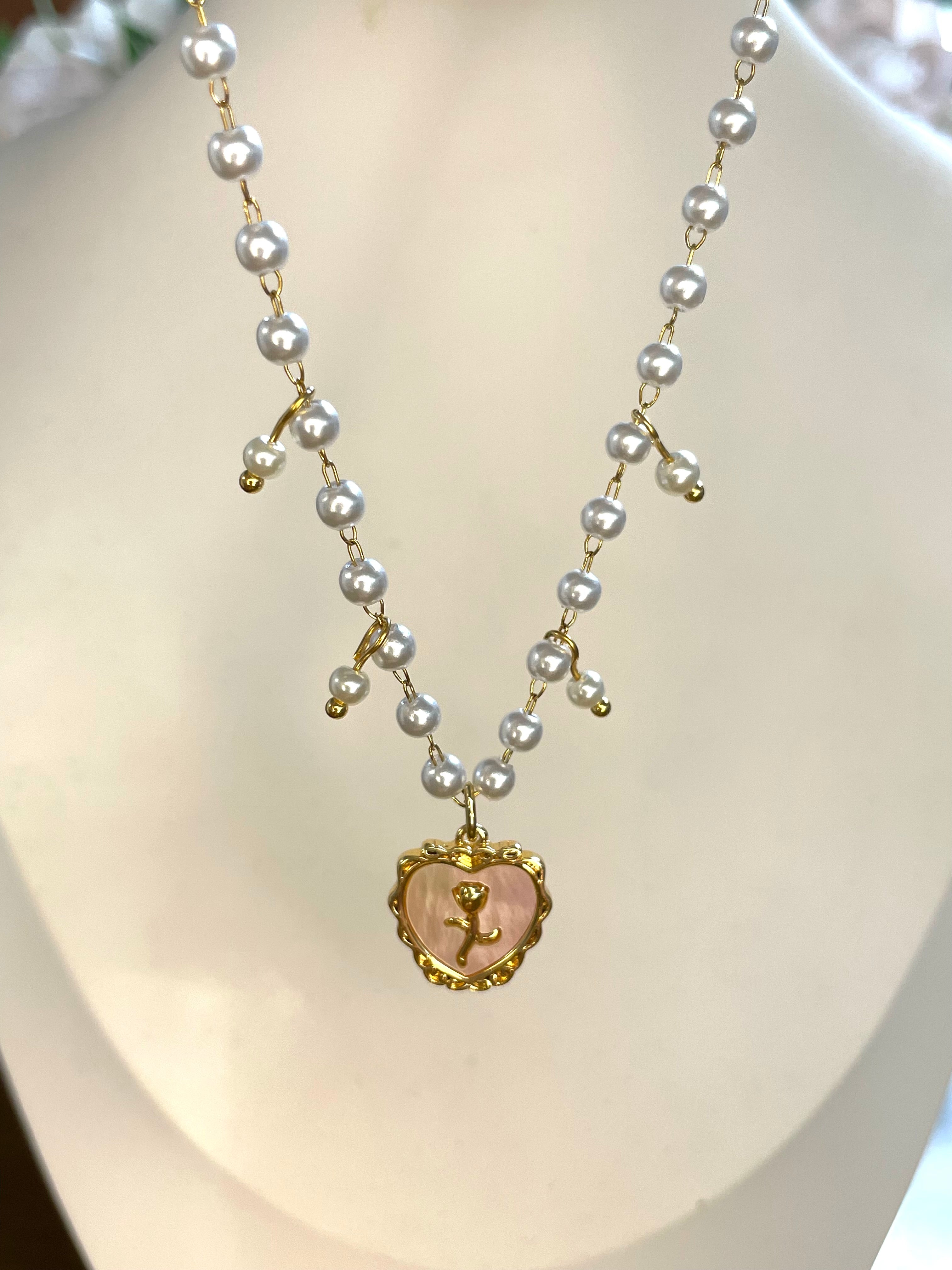 Girocollo rosario con perle e charms