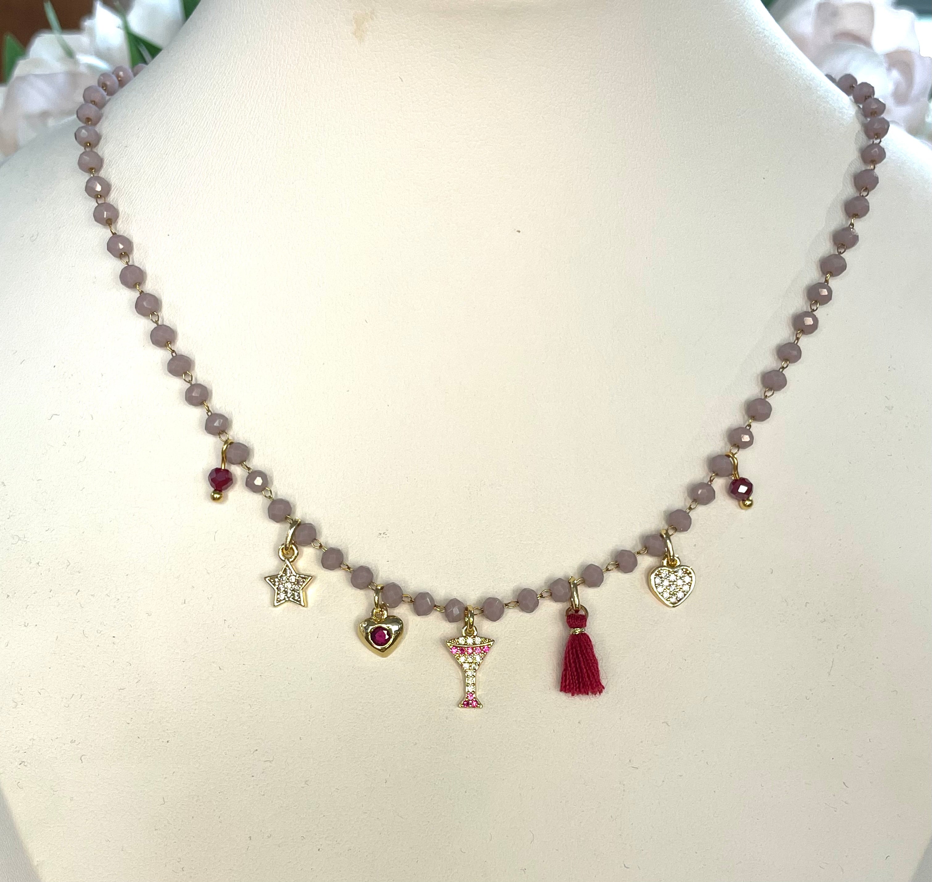 Girocollo rosario con cristalli grey violet e charms