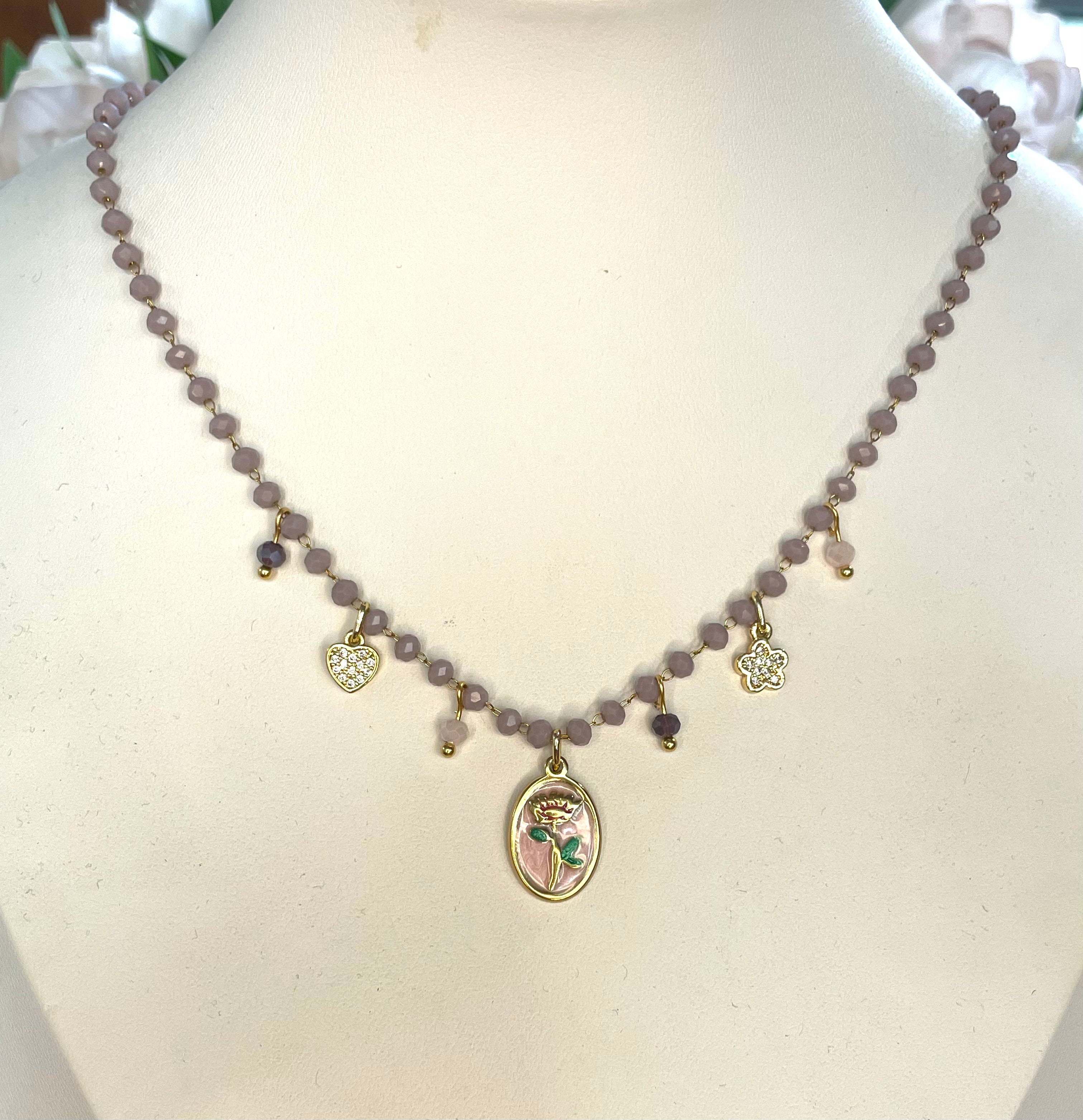 Girocollo rosario con cristalli grey violet e charms