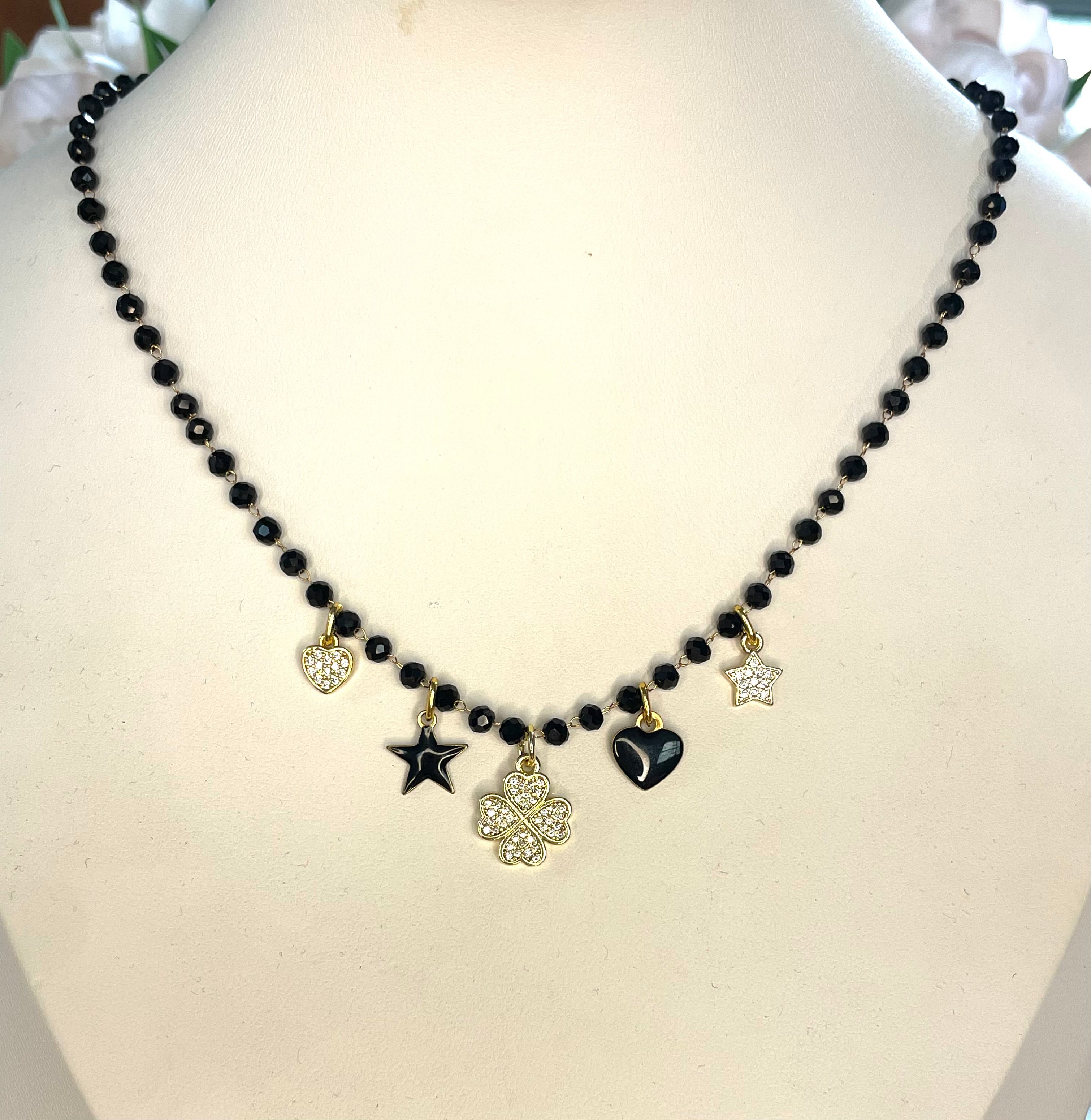 Girocollo rosario con cristalli neri e charms