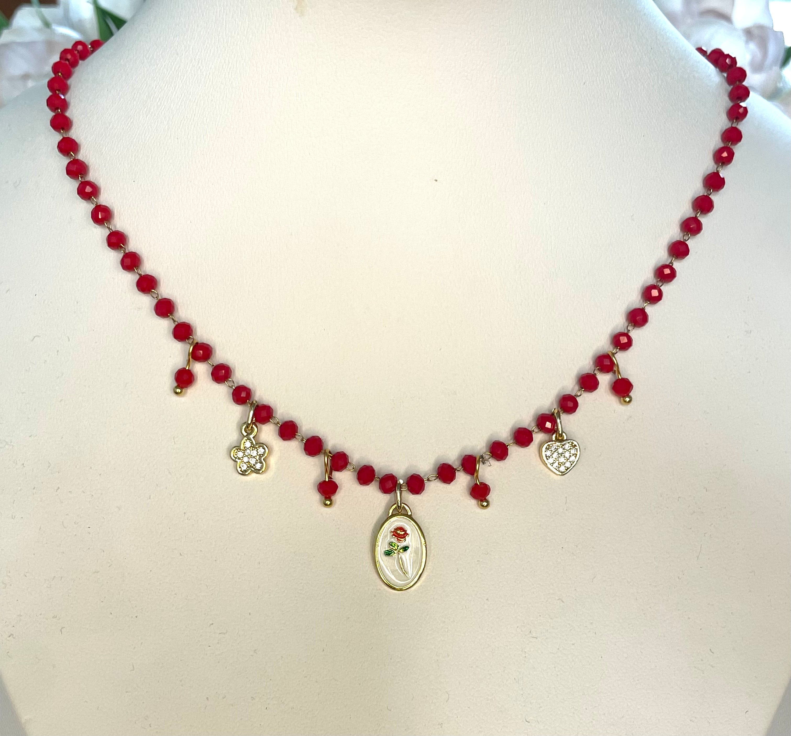 Girocollo rosario con cristalli rossi e charms