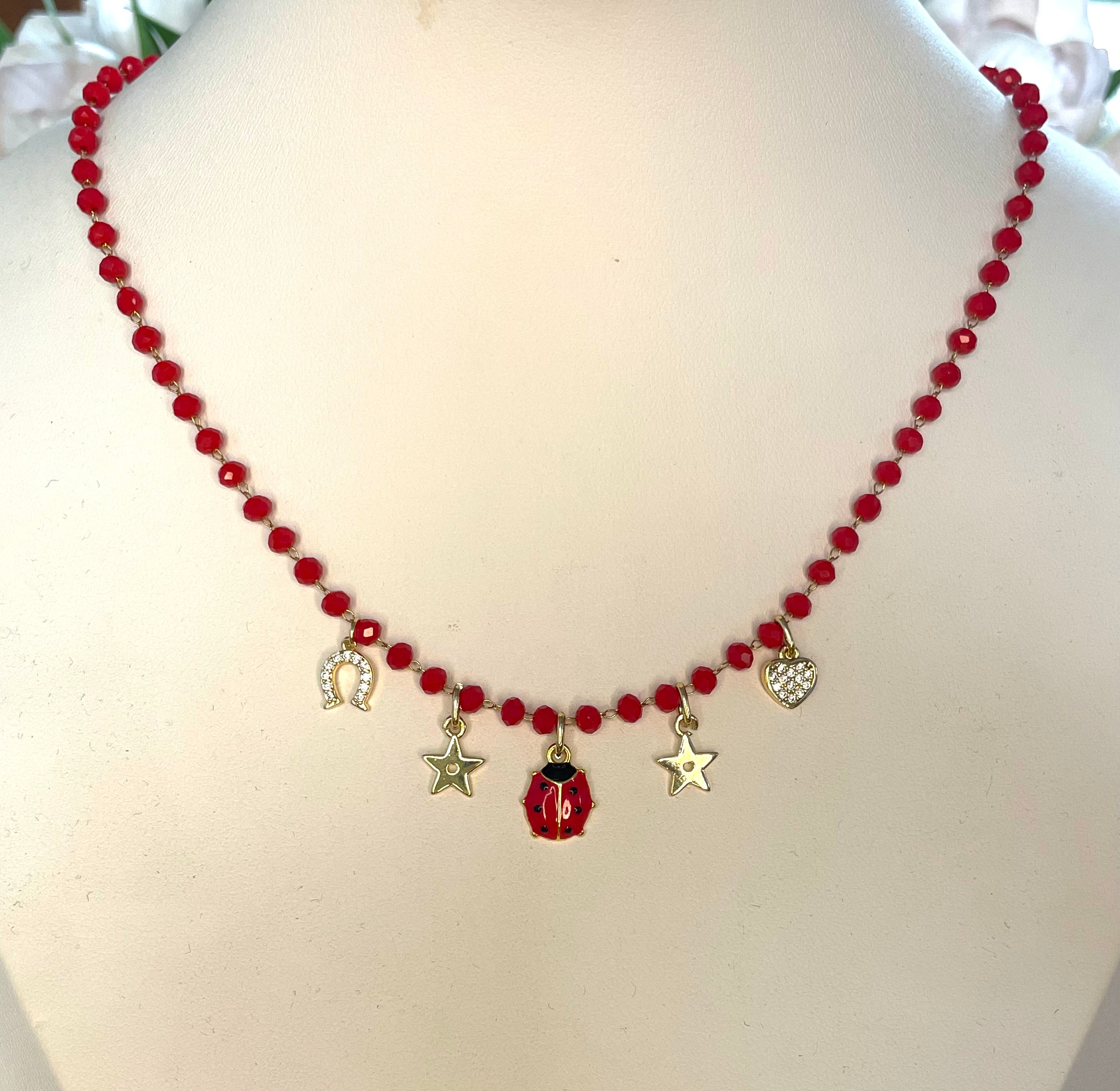 Girocollo rosario con cristalli rossi e charms