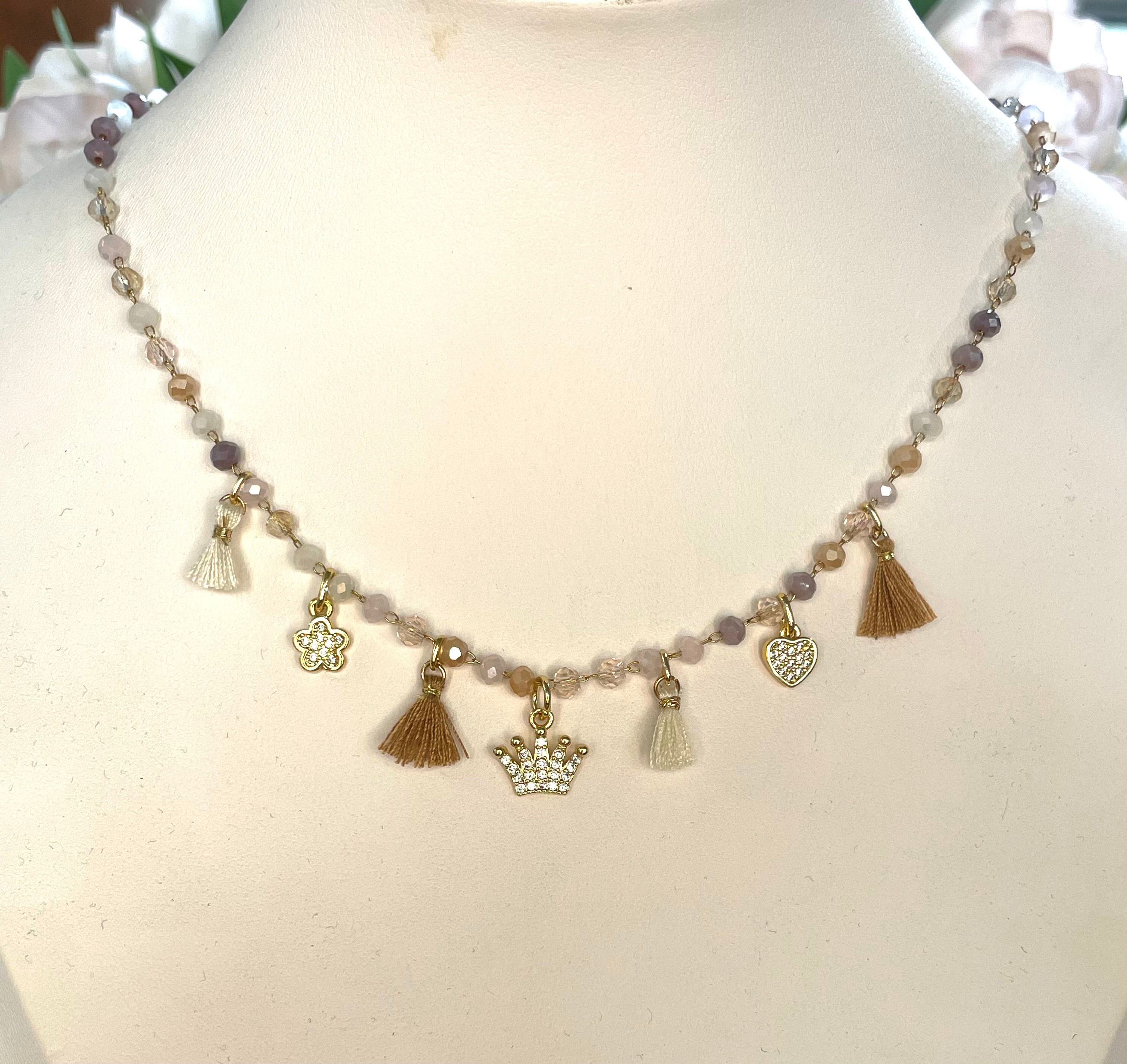 Girocollo rosario con cristalli beje e charms